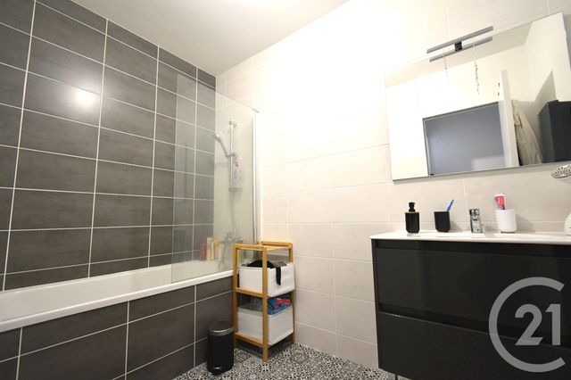 Maison &agrave; louer - 4 pi&egrave;ces - 87,31 m2 - Cosse Le Vivien - 53 - PAYS-DE-LOIRE