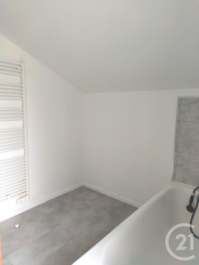 Maison &agrave; louer - 4 pi&egrave;ces - 114,63 m2 - Cosmes - 53 - PAYS-DE-LOIRE