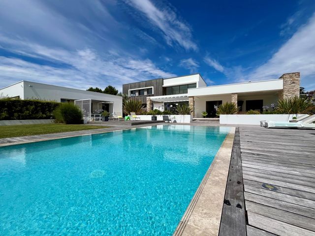 Maison à vendre - 10 pièces - 380 m2 - St Hilaire De Riez - 85 - PAYS-DE-LOIRE