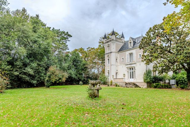 Maison &agrave; vendre - 10 pi&egrave;ces - 420 m2 - Ste Luce Sur Loire - 44 - PAYS-DE-LOIRE